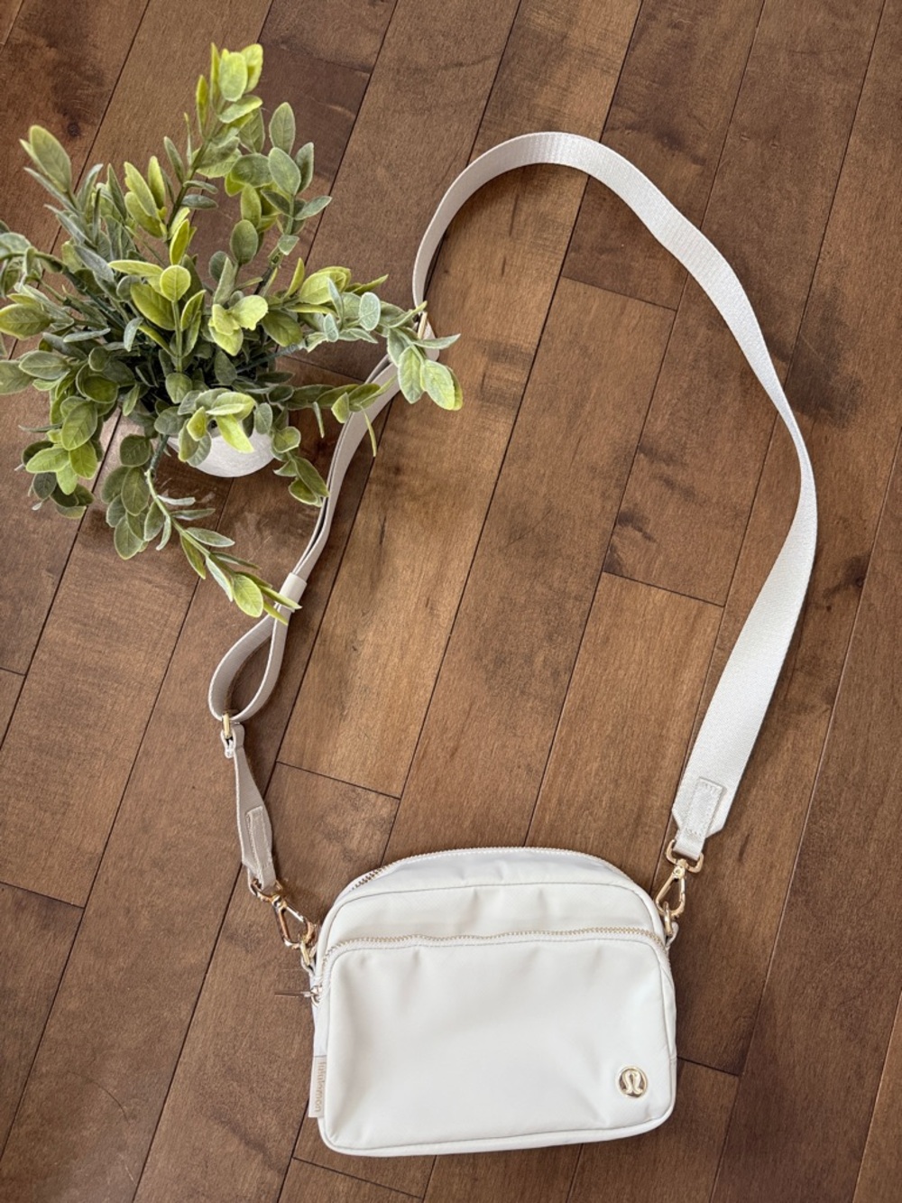 NWOT - lululemon athletica everywhere crossbody 2L *metal hardware